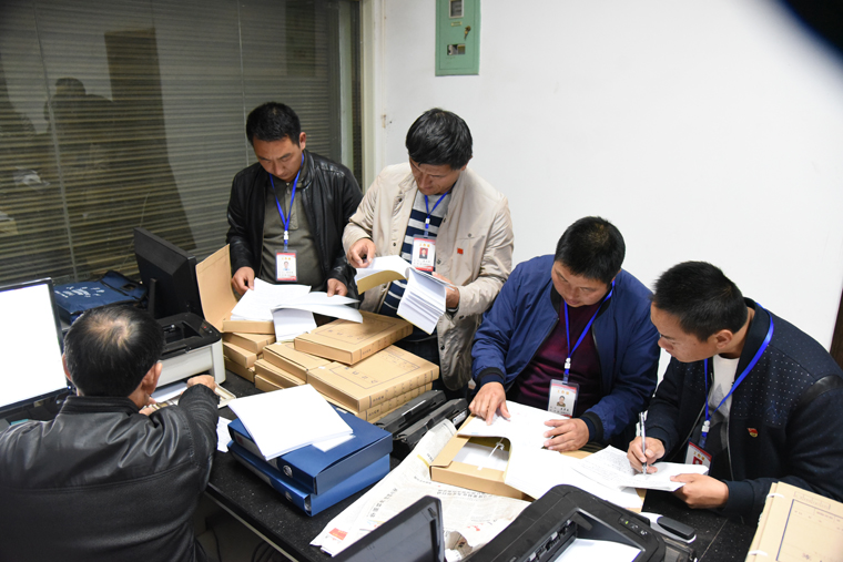 在财政所查阅扶贫项目凭证