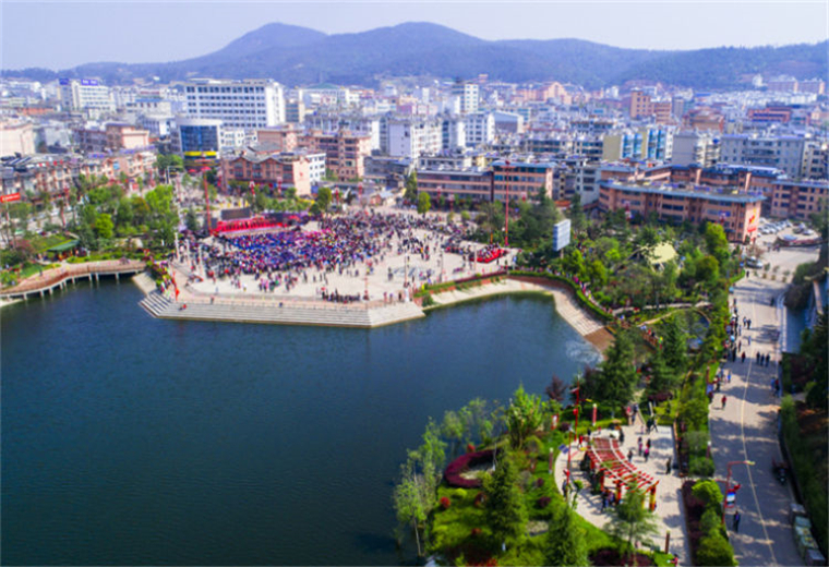 热闹的查姆湖广场.jpg
