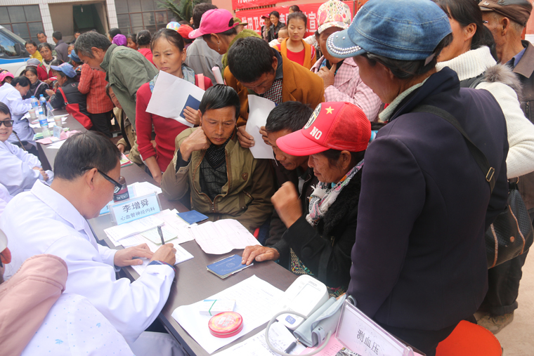 开展“健康扶贫冬季暖心服务活动” 开展“健康扶贫冬季暖心服务活动”